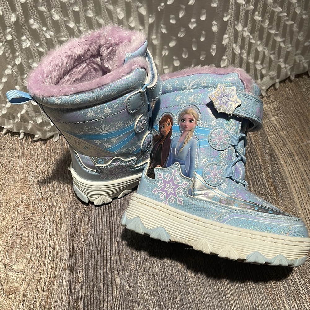 Little girls Frozen snow boots